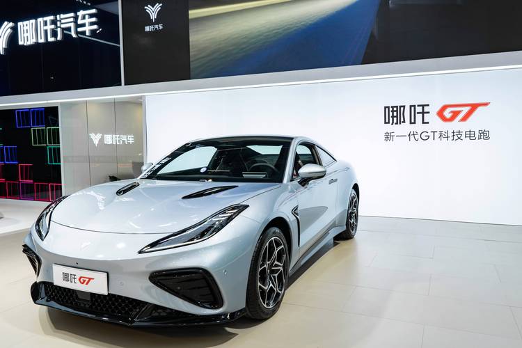 成都345哪吒汽车在智能汽车领域的表现，领途汽车在新能源汽车市场中的影响力